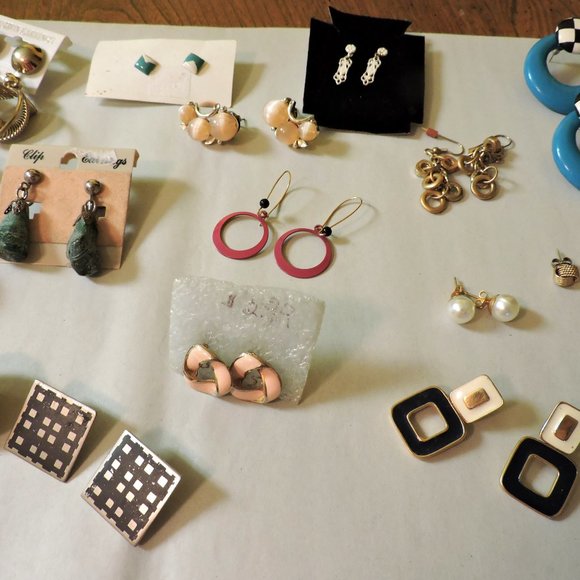 JEWELRY BUNDLE ... Over 15 pairs of pierced earrings ... Everything shown E17 - Picture 3 of 4